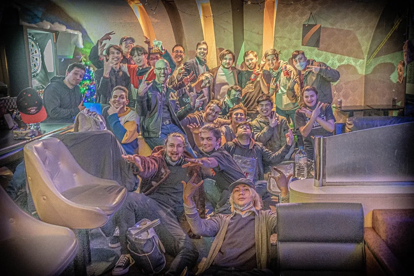 A big group of players celebrating together at a gaming event in Japan